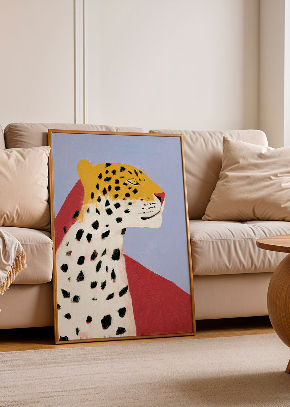 Leopard im Profil vor lavendelfarbenem Hintergrund