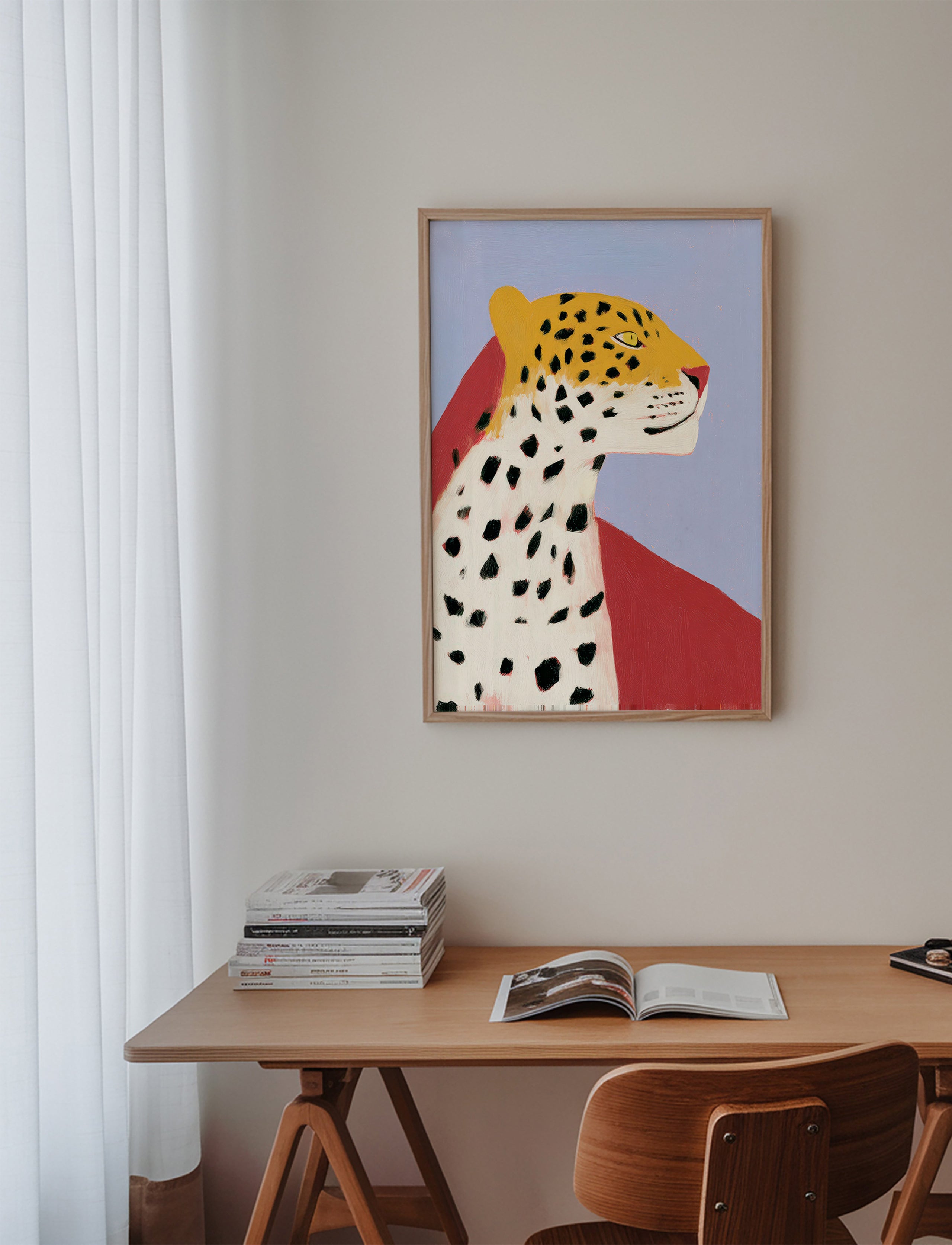 Leopard im Profil vor lavendelfarbenem Hintergrund