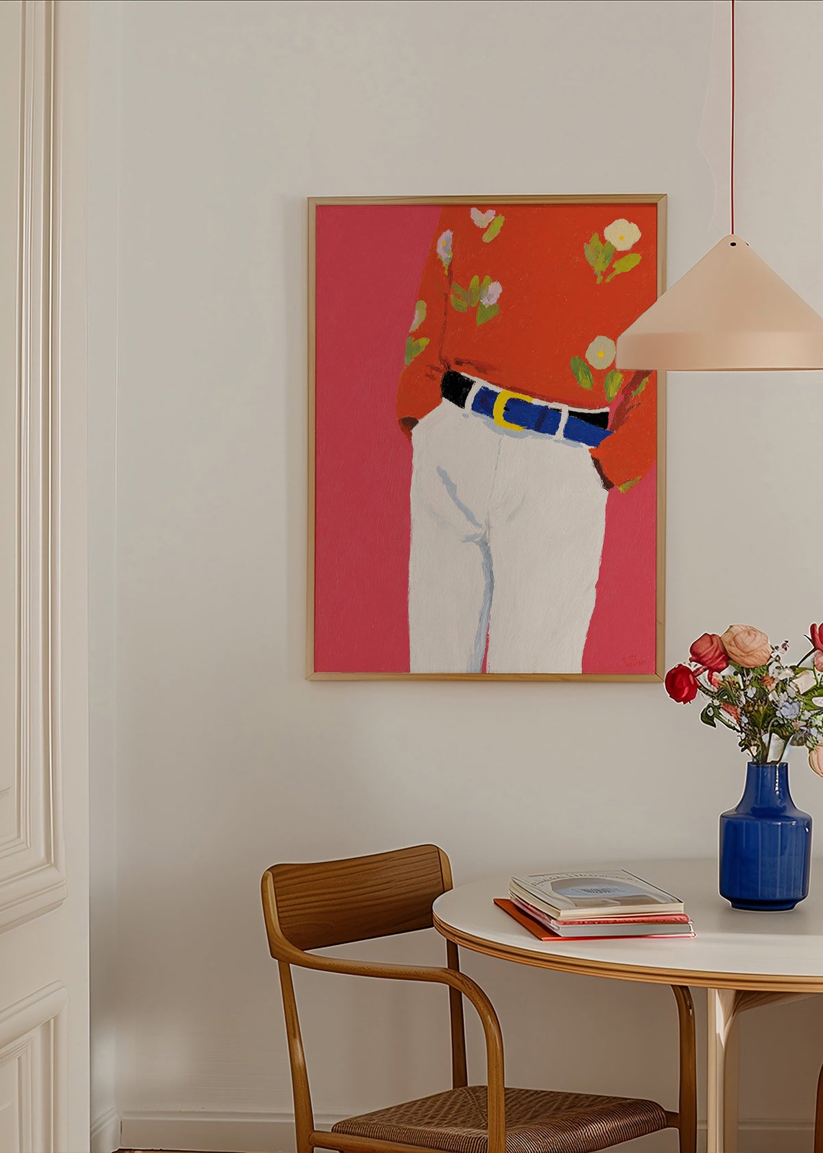 Illustration Torso mit Blumenbluse vor rosa Hintergrund