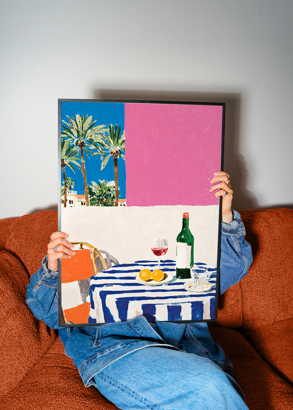 Küchenkunst mit gestreiftem Tisch, Wein und Palmen