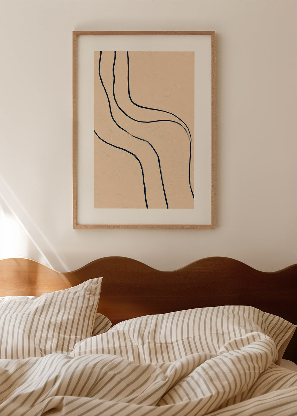 Minimalistisches Bild mit fließenden Linien auf Beige