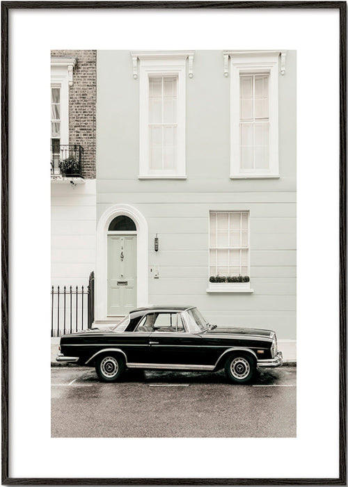 Vintage-Druck klassisches Auto vor städtischer Fassade