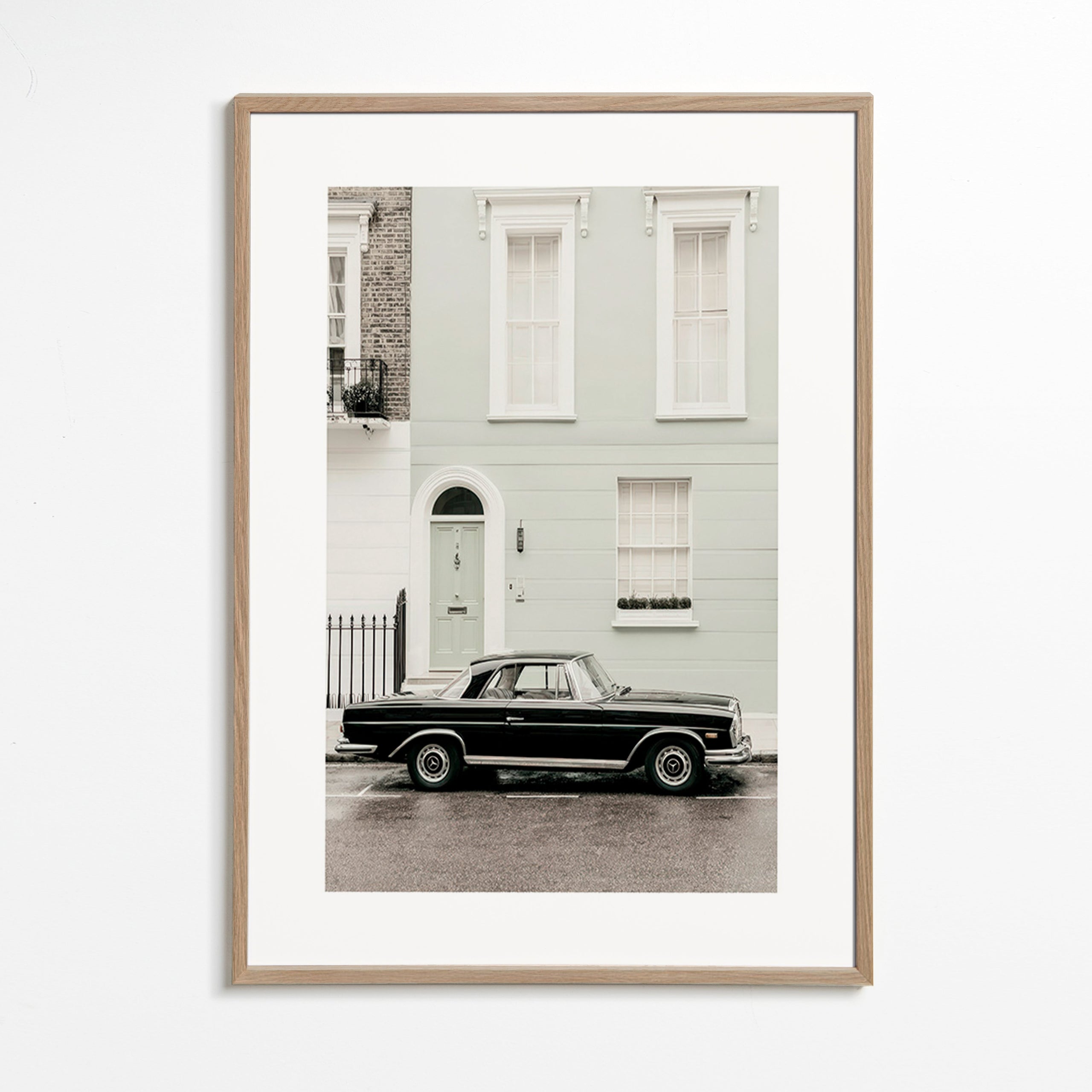 Vintage-Druck klassisches Auto vor städtischer Fassade