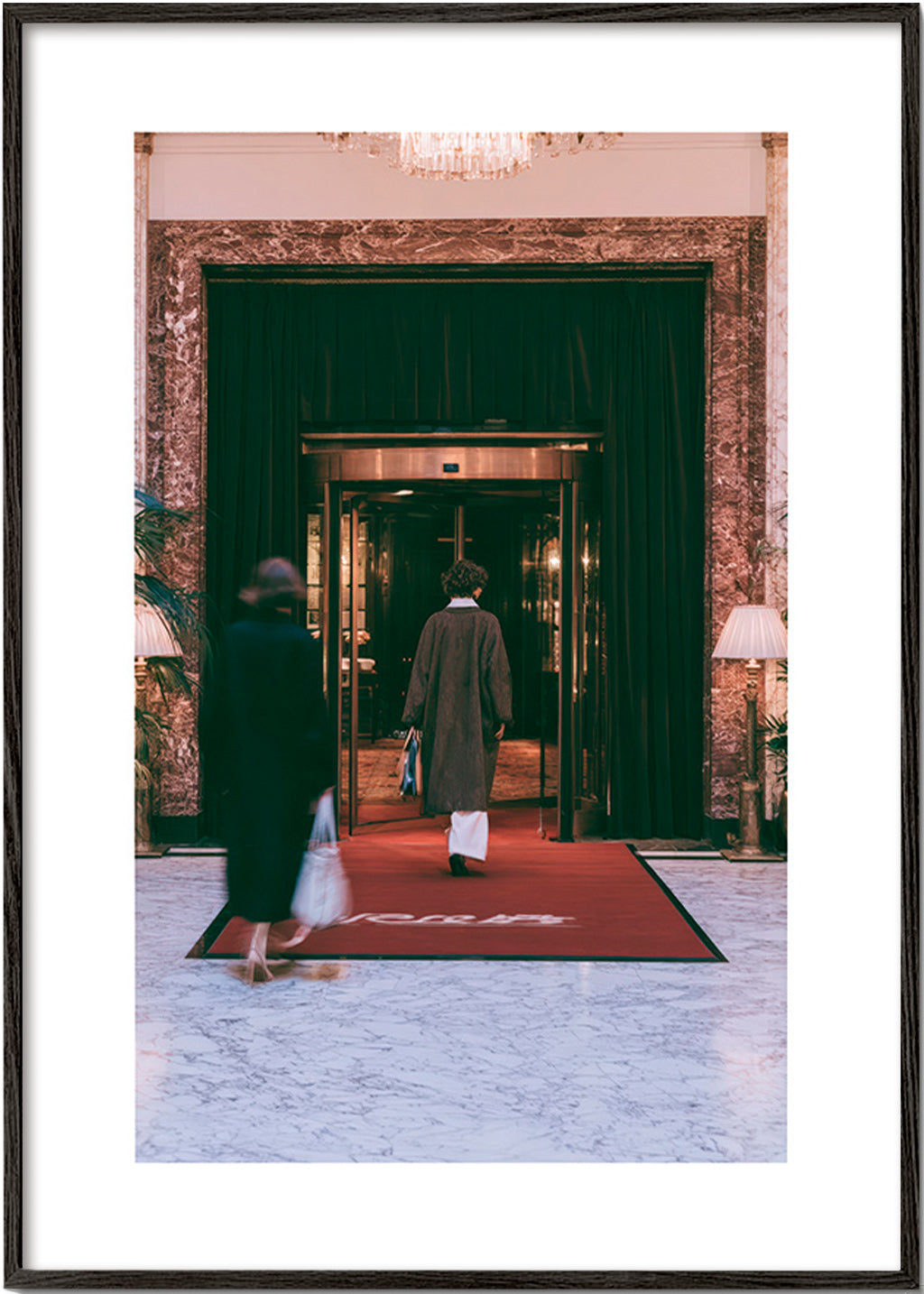 Fotografie des Hoteleingangs mit rotem Teppich