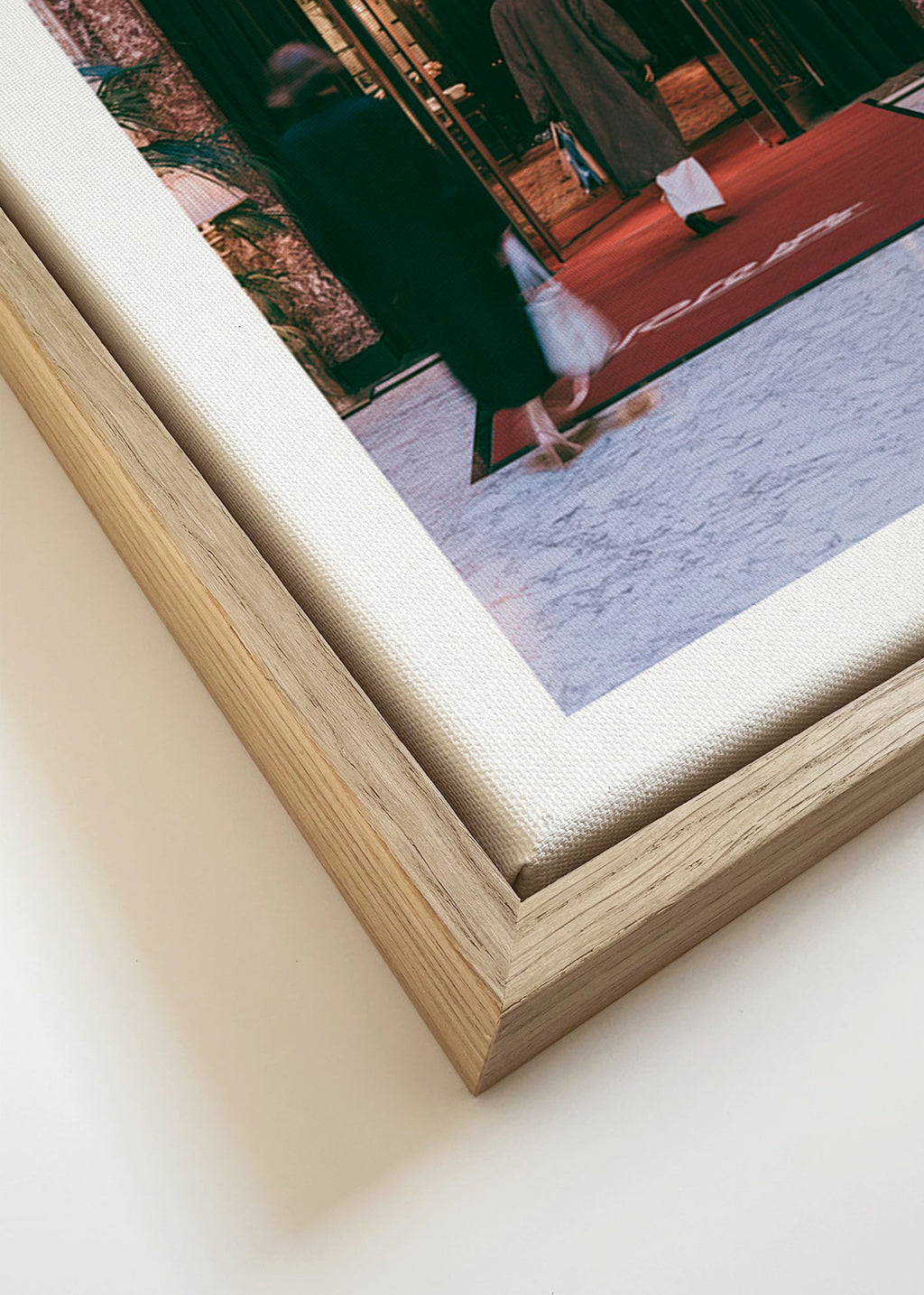 Fotografie des Hoteleingangs mit rotem Teppich