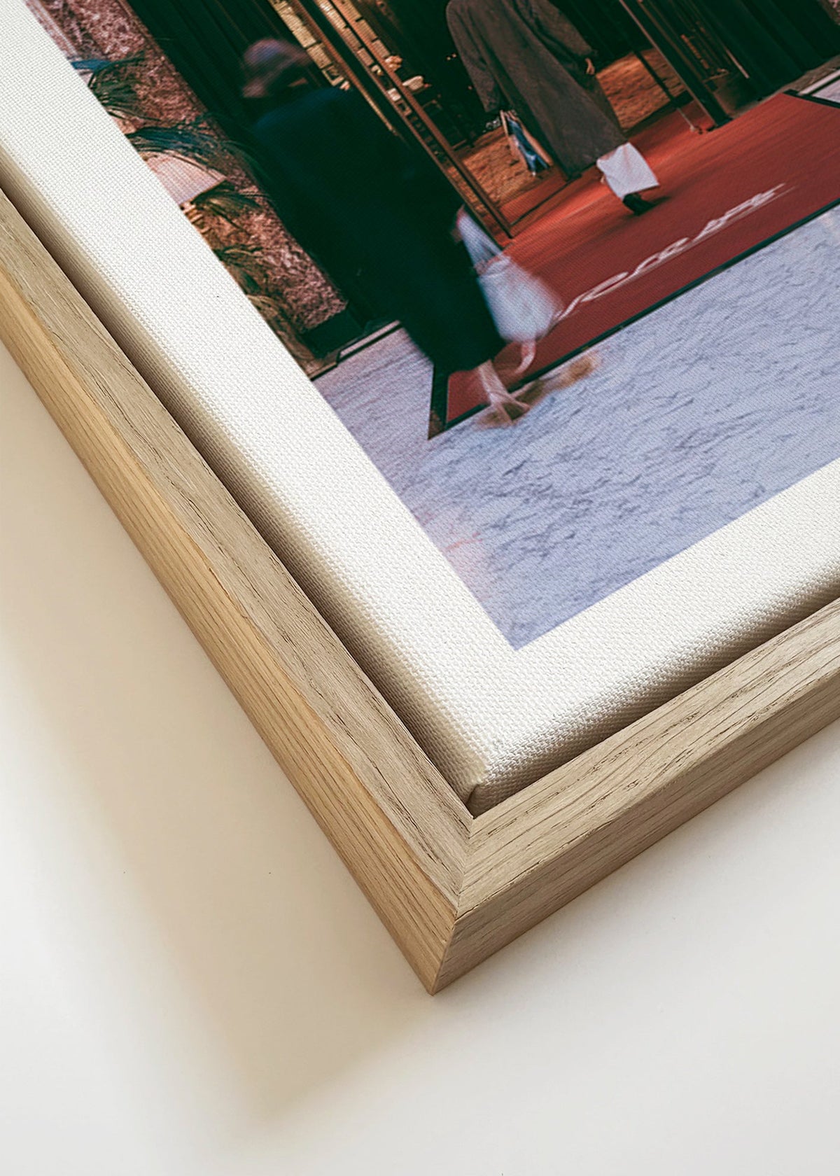 Fotografie des Hoteleingangs mit rotem Teppich