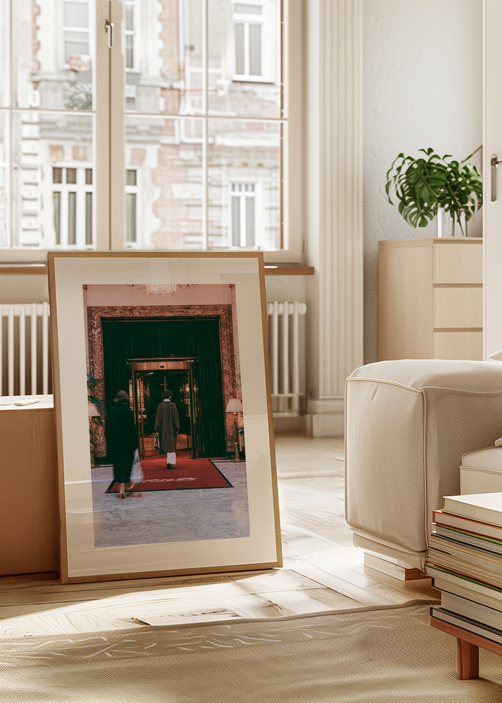 Fotografie des Hoteleingangs mit rotem Teppich