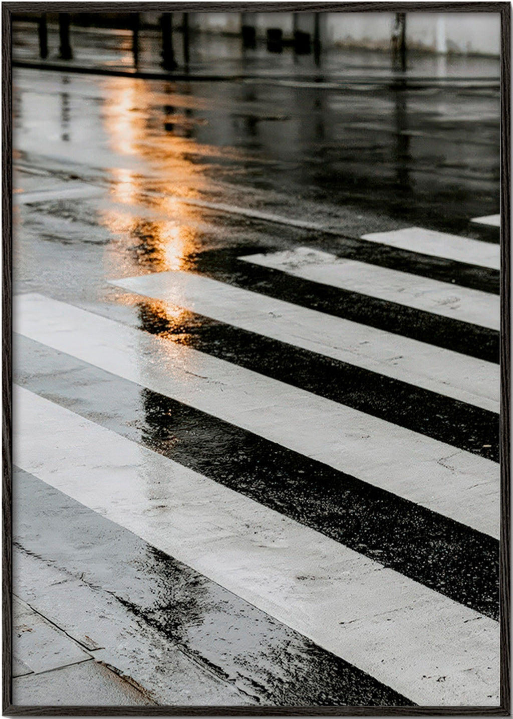 Fotografie: nasser Zebrastreifen in der Stadt