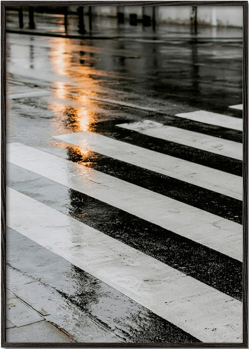 Fotografie: nasser Zebrastreifen in der Stadt