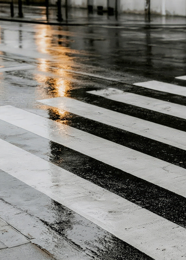 Fotografie: nasser Zebrastreifen in der Stadt