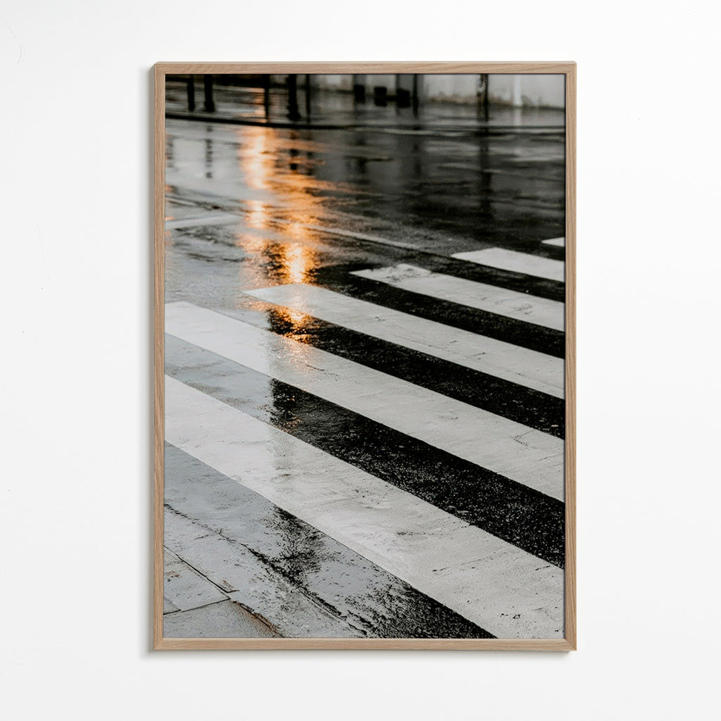 Fotografie: nasser Zebrastreifen in der Stadt