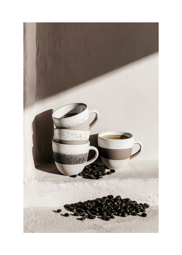 Küchenkunst mit gestapelten Tassen und Kaffeebohnen