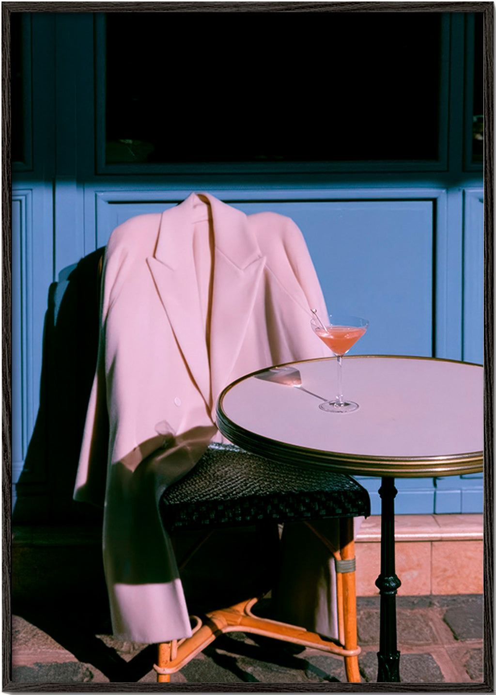 Fotografie rosa Jacke und Cocktail auf Terrasse