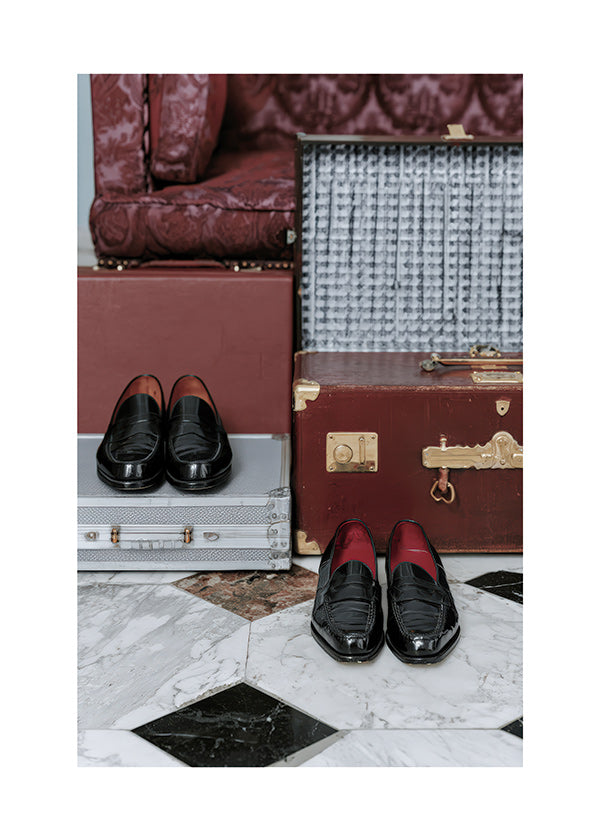Reisebild mit Vintage-Koffern und polierten Slippern