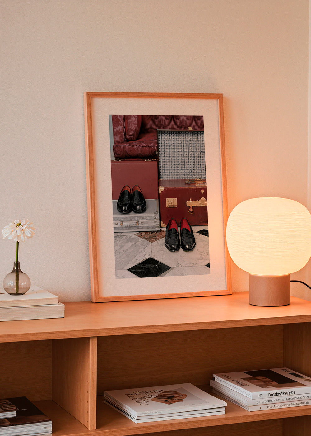 Reisebild mit Vintage-Koffern und polierten Slippern