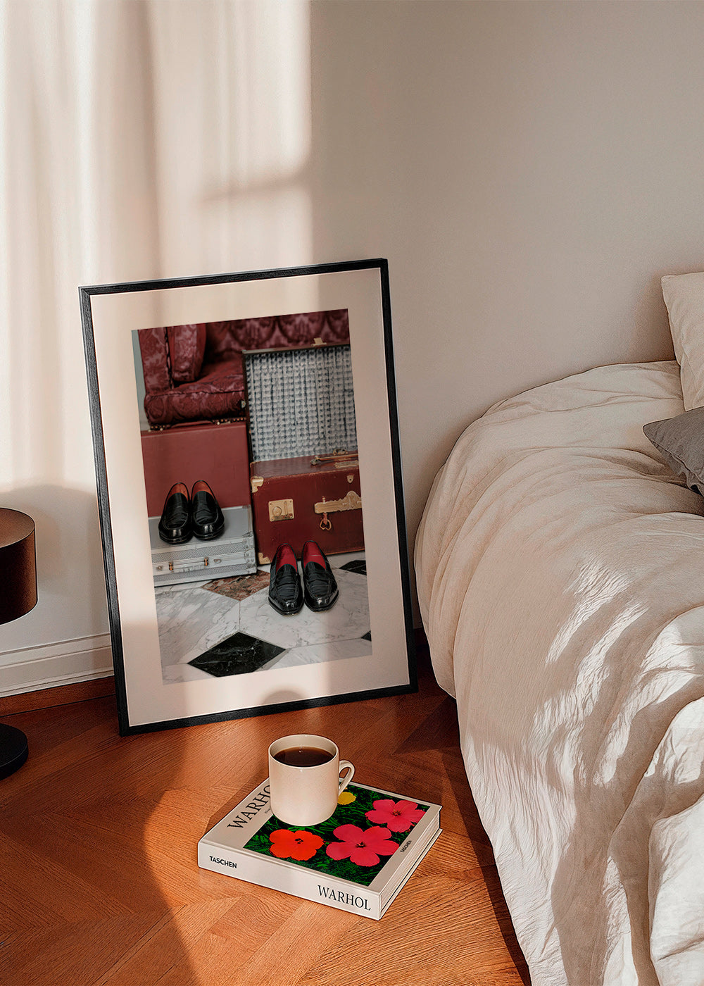 Reisebild mit Vintage-Koffern und polierten Slippern