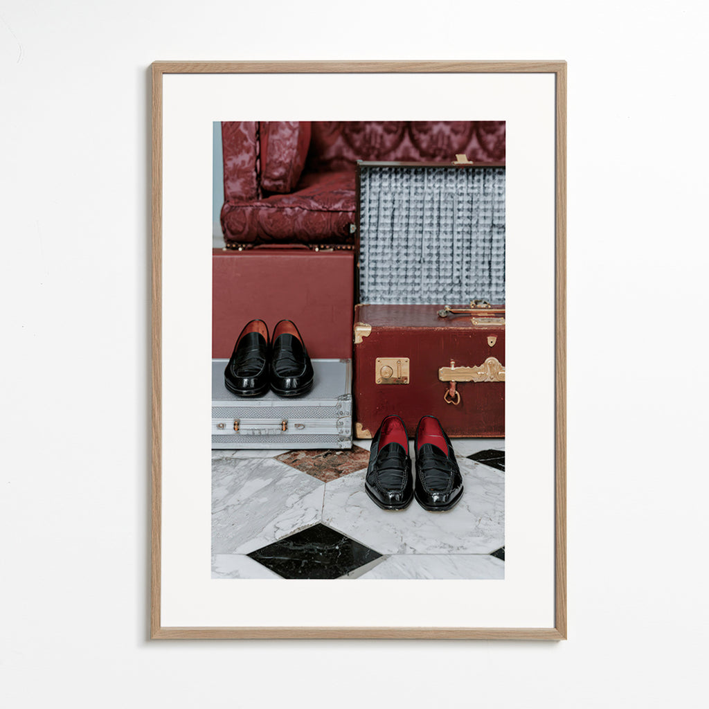 Reisebild mit Vintage-Koffern und polierten Slippern