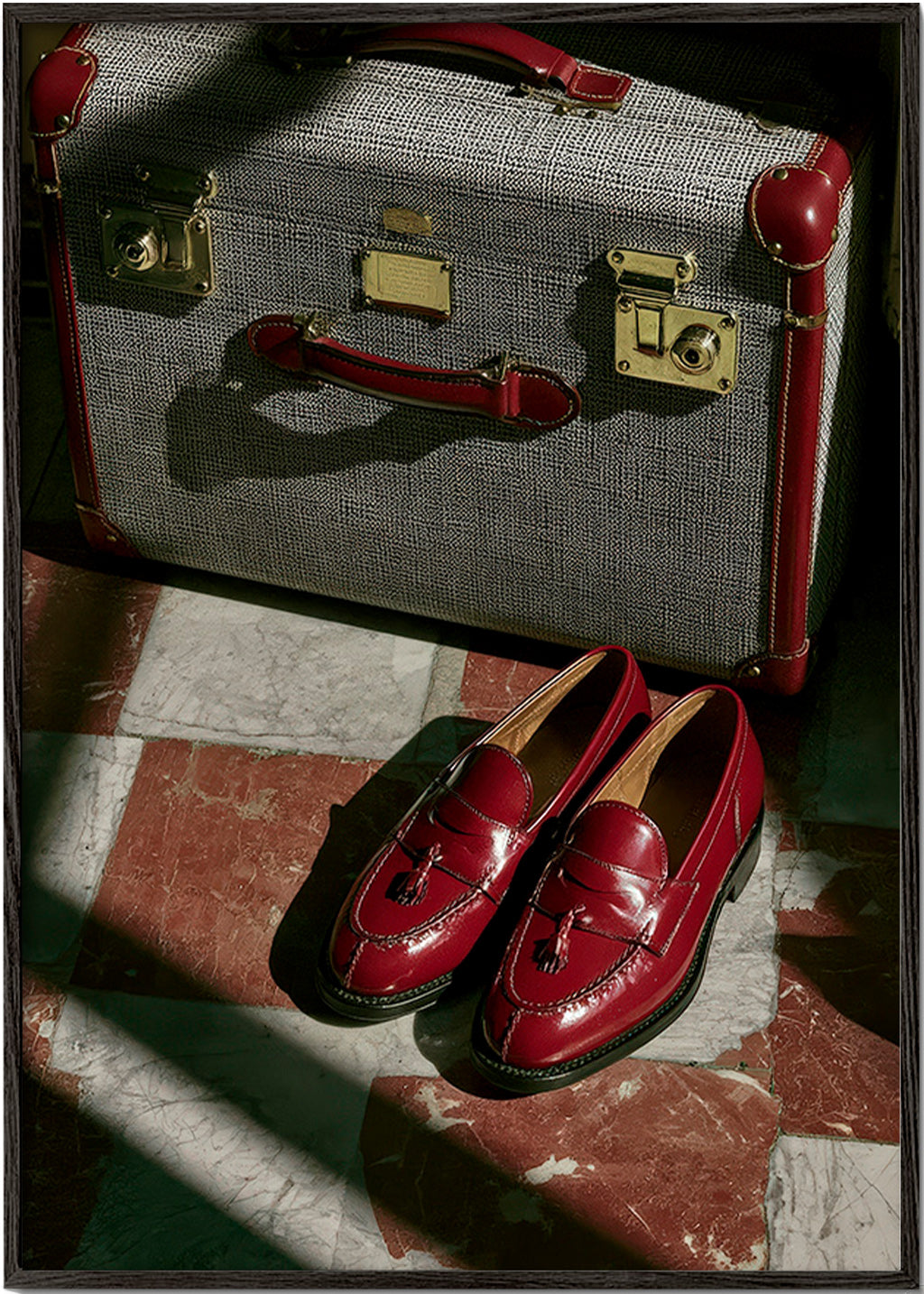 Reisefotografie mit Vintage-Koffer und roten Schuhen