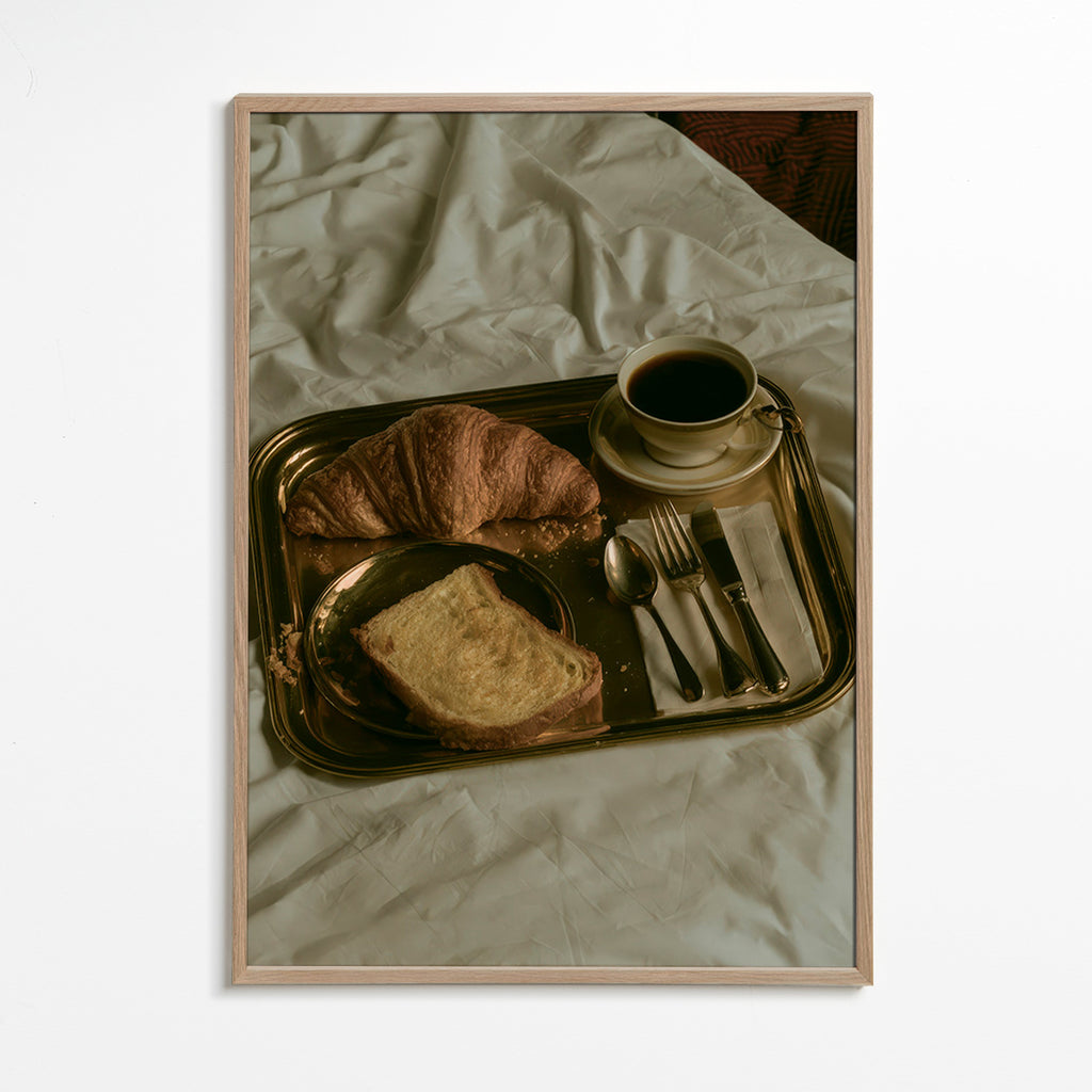 Küchenkunst mit Frühstück auf Tablett