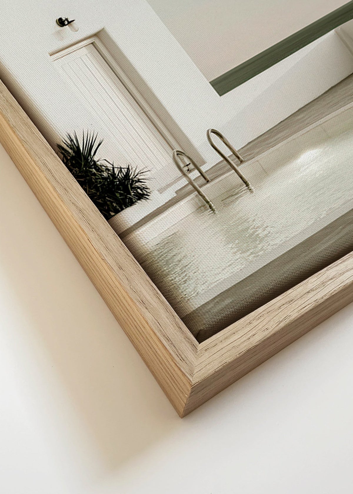 Fotografie eines minimalistischen Pools und weißer Architektur