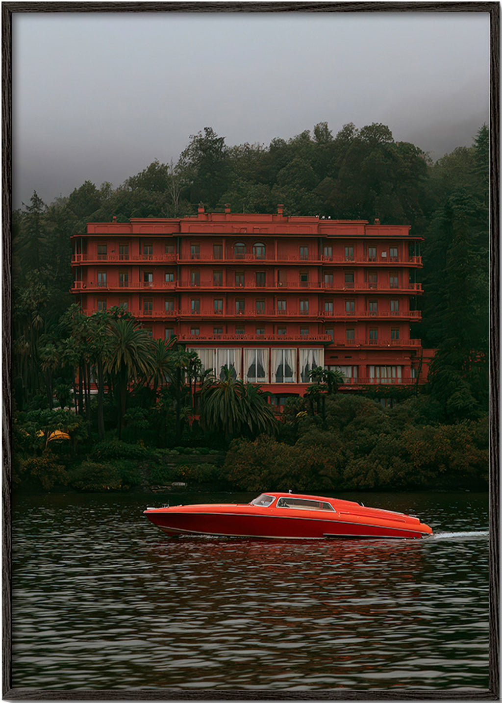 Landschaftsbild mit rotem Hotel und Schnellboot