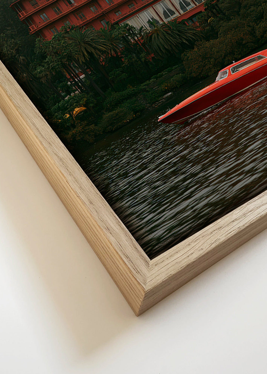 Landschaftsbild mit rotem Hotel und Schnellboot