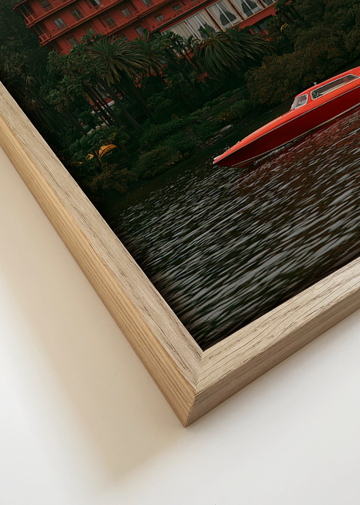 Landschaftsbild mit rotem Hotel und Schnellboot