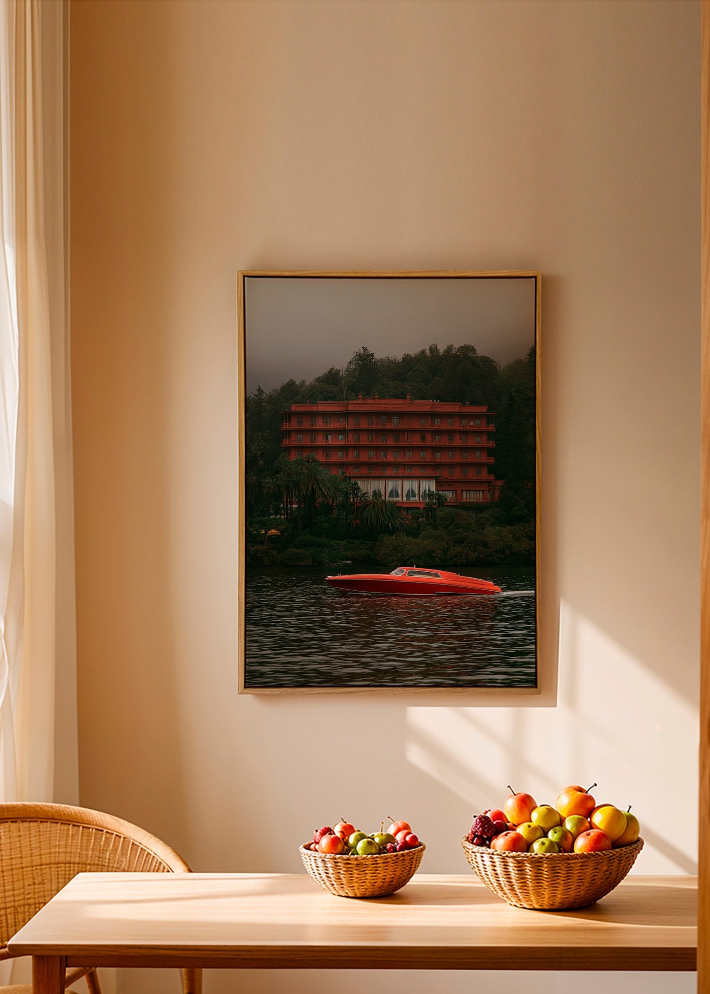 Landschaftsbild mit rotem Hotel und Schnellboot