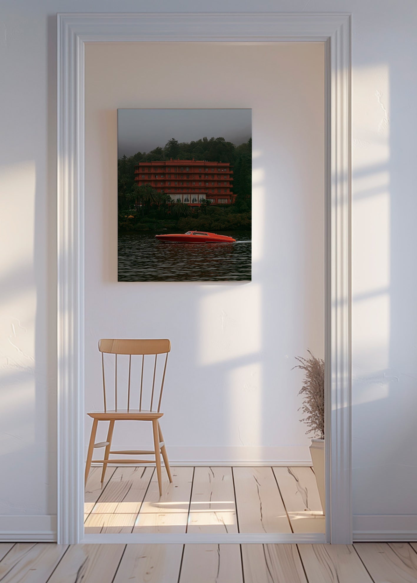 Landschaftsbild mit rotem Hotel und Schnellboot