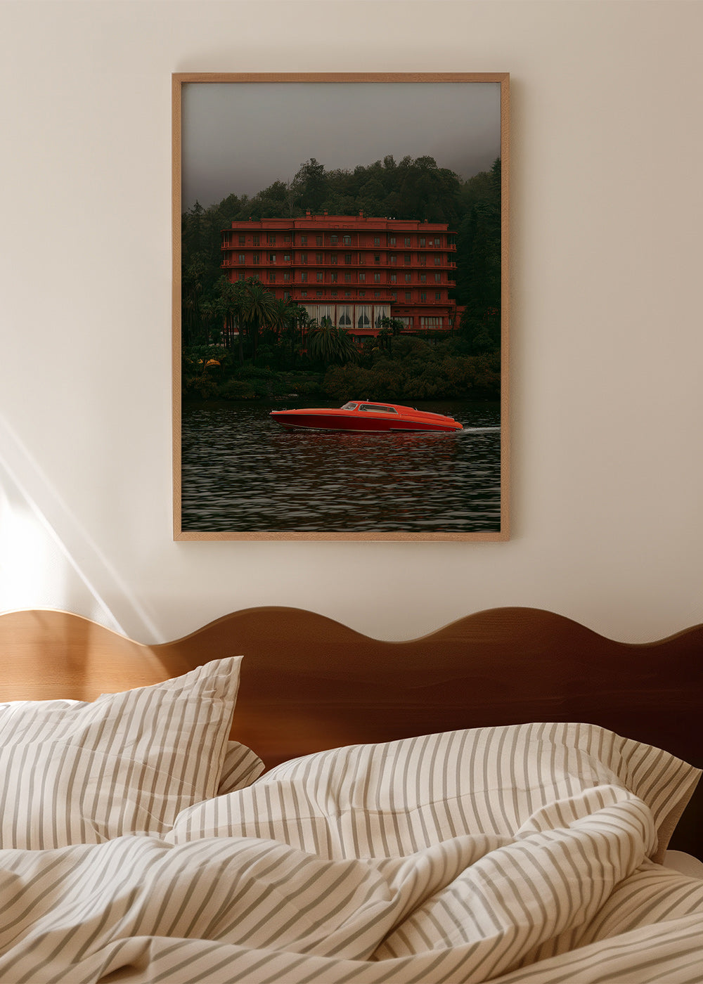 Landschaftsbild mit rotem Hotel und Schnellboot