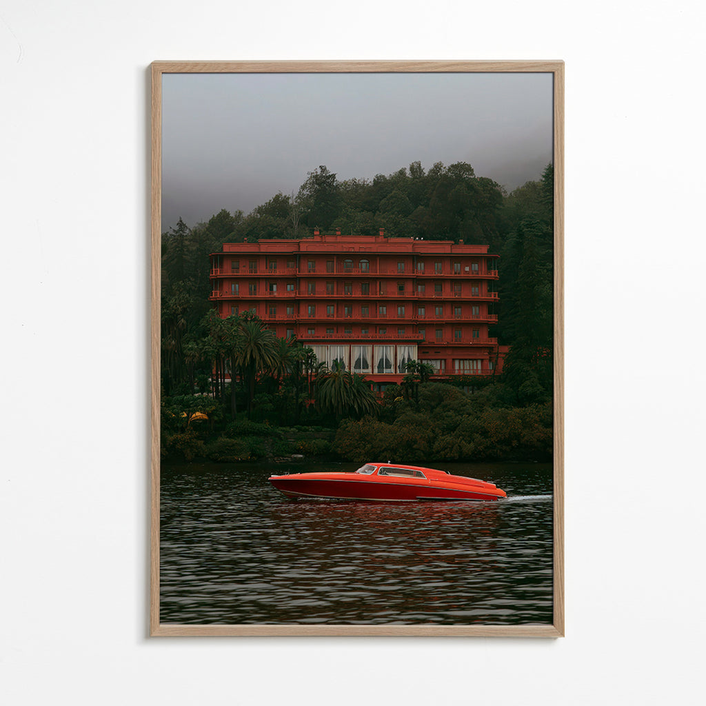 Landschaftsbild mit rotem Hotel und Schnellboot