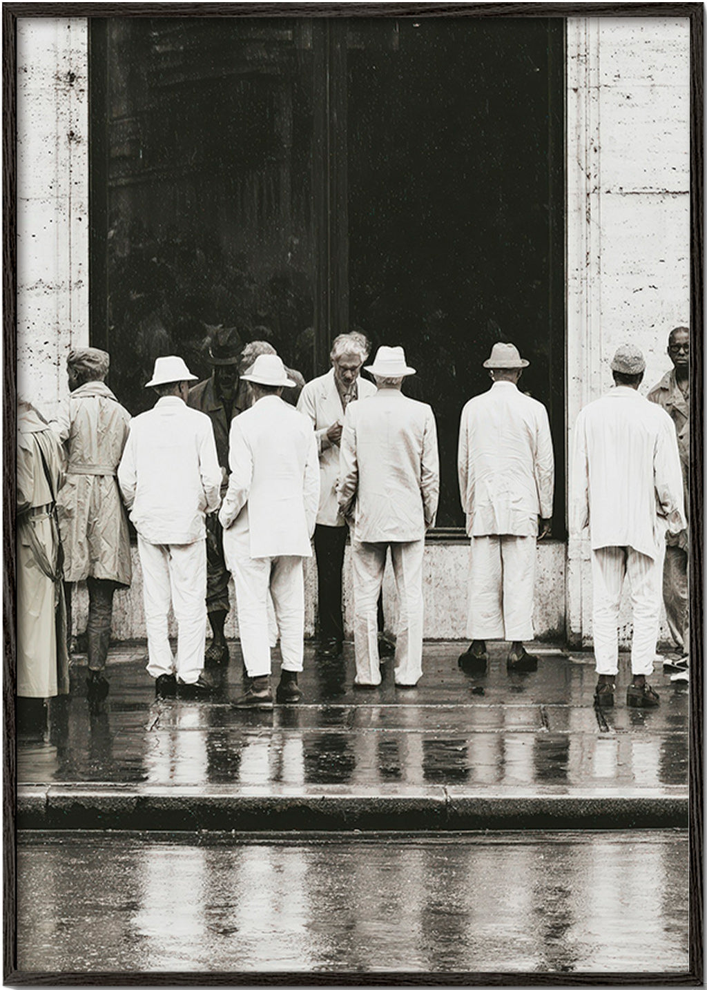 Schwarzweiß-Fotografie: Männer von hinten im Regen