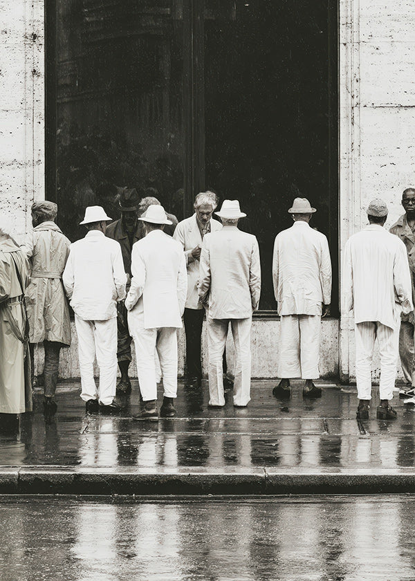Schwarzweiß-Fotografie: Männer von hinten im Regen