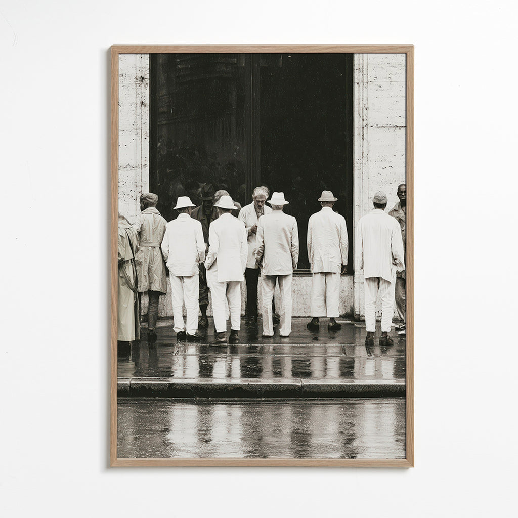 Schwarzweiß-Fotografie: Männer von hinten im Regen
