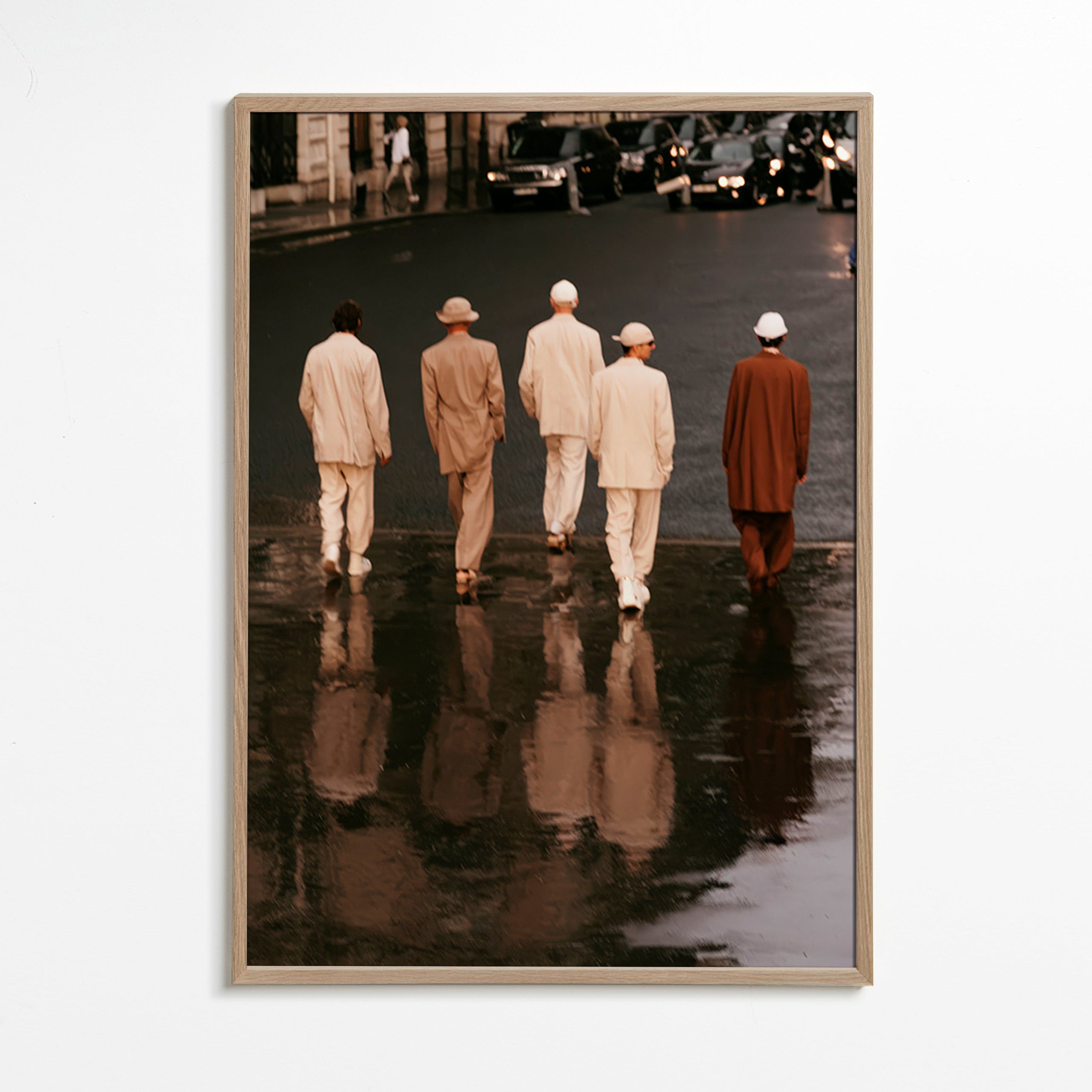 Fotografie: fünf Personen gehen durch nasse Straßen