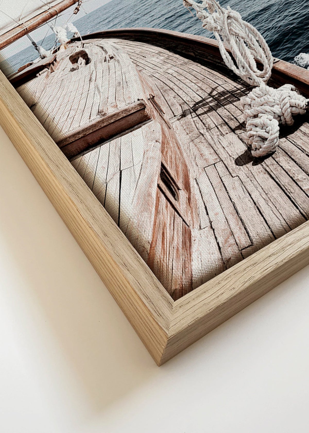 Landschaftskunst: Bug eines Segelboots