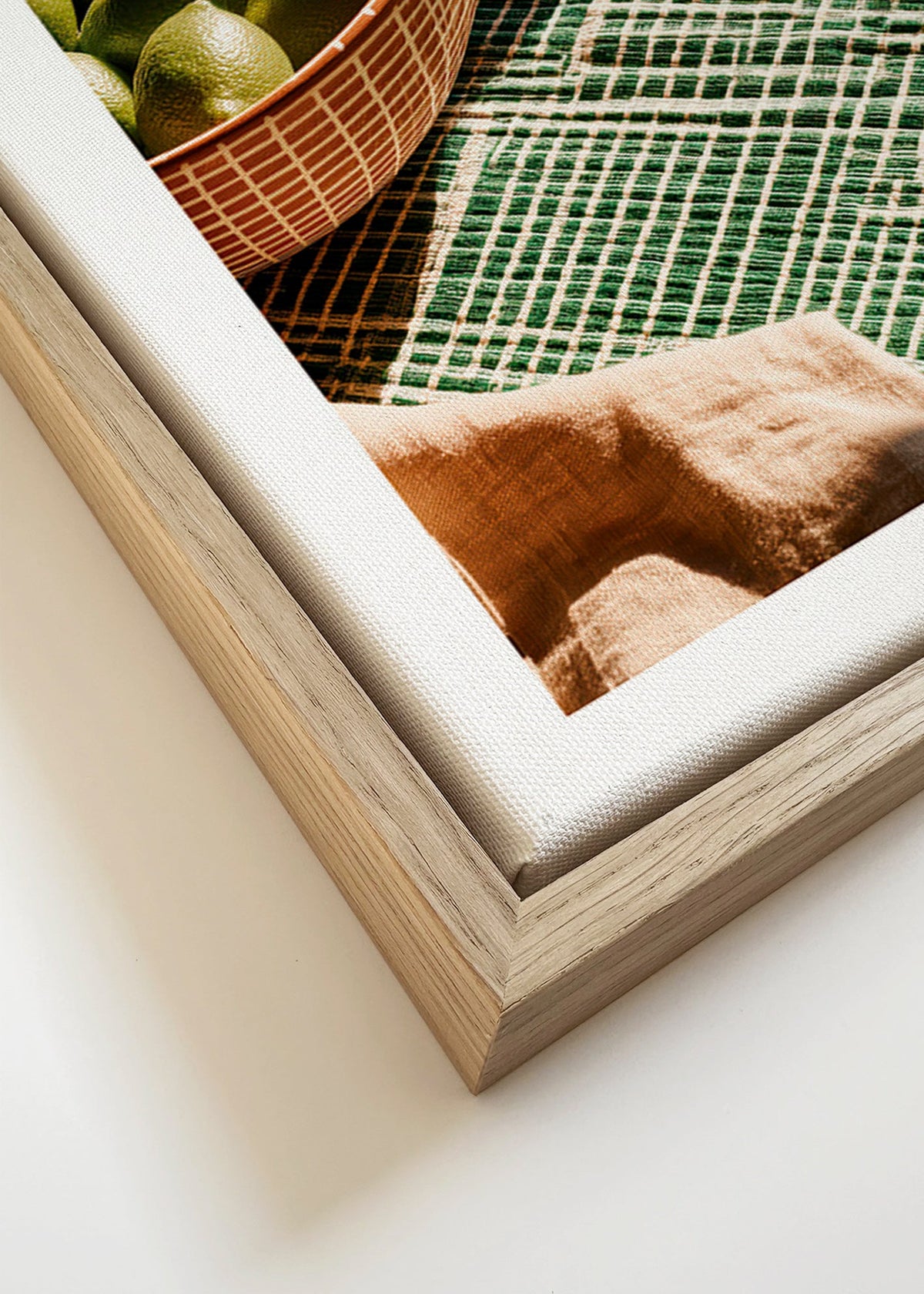 Küchenkunst mit Limetten in Schale und grafischem Tuch