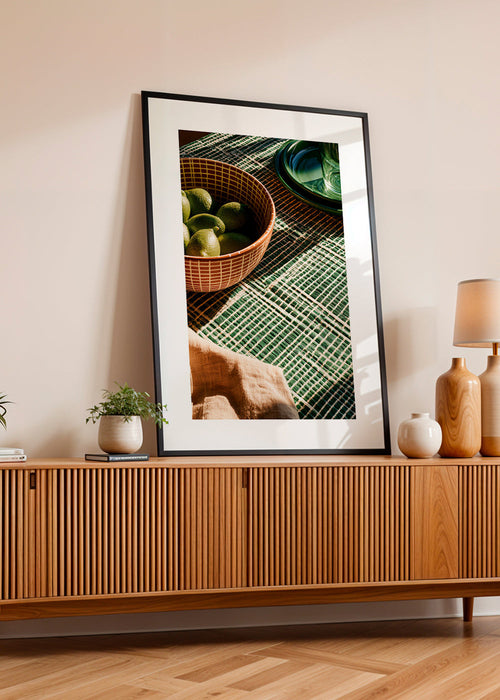 Küchenkunst mit Limetten in Schale und grafischem Tuch