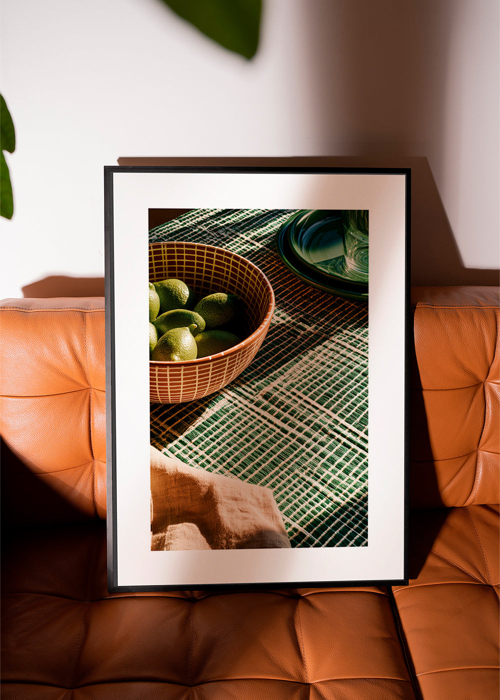 Küchenkunst mit Limetten in Schale und grafischem Tuch