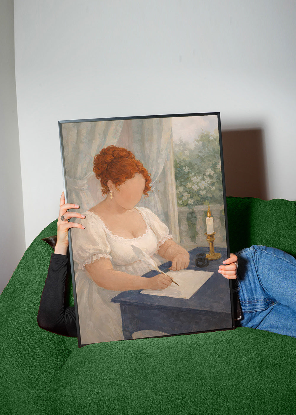 Illustration einer Dame, die bei Kerzenlicht schreibt